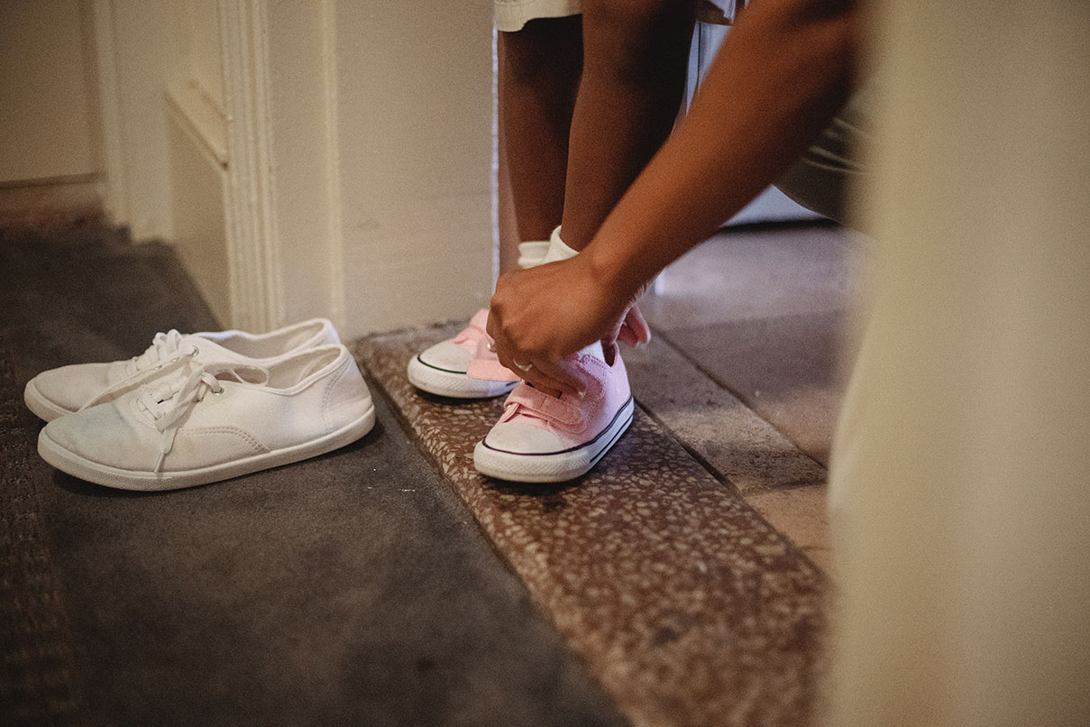 Quitarse calzado al entrar en casa, clave para evitar coronavirus